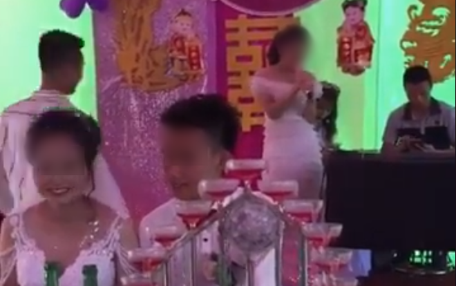 Hát 'Kẻ phản bội' tặng người yêu cũ ở đám cưới, cô gái bật khóc còn cặp đôi chính vẫn cười khúc khích khiến dân mạng dậy sóng Ảnh 2