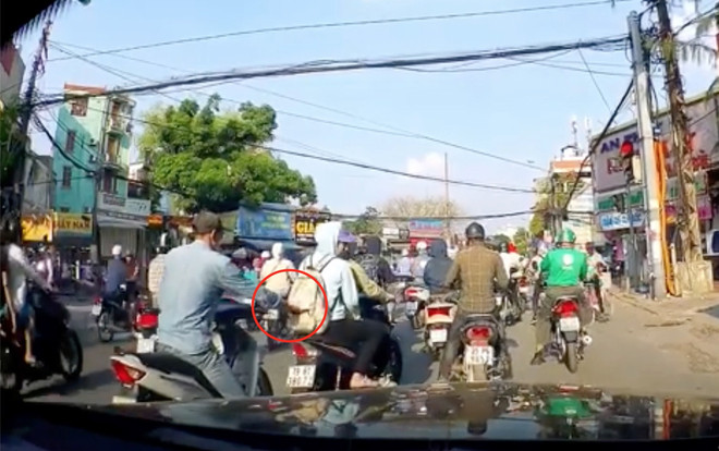 ‘Bàn tay hư hỏng’ của người đàn ông giữa phố Hà Nội khi dừng đèn đỏ khiến nhiều người bức xúc Ảnh 2