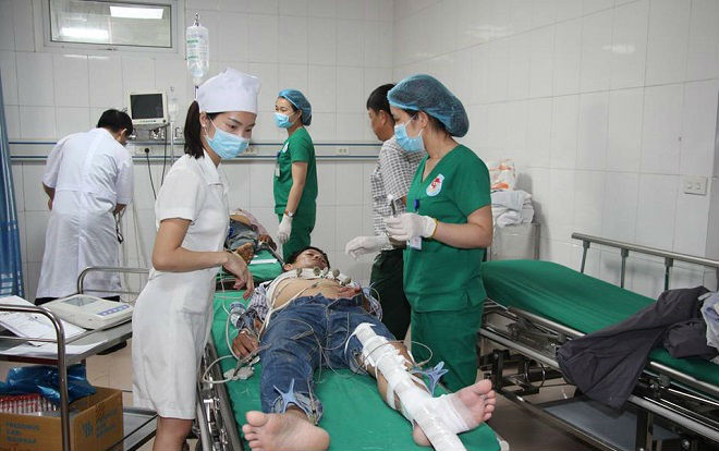 Đánh lái tránh 2 xe tải vượt nhau, ô tô khách lao xuống ruộng khiến 10 người nhập viện Ảnh 2