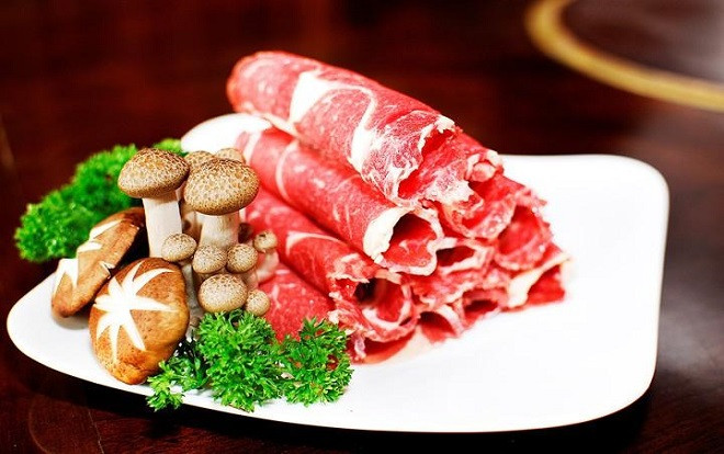 Trung Quốc: Nhân viên dùng thịt ăn lẩu của khách kê chân nghỉ giải lao Ảnh 2