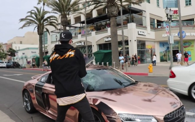 Thanh niên đập nát kính siêu xe chỉ vì muốn câu view sống ảo Ảnh 2