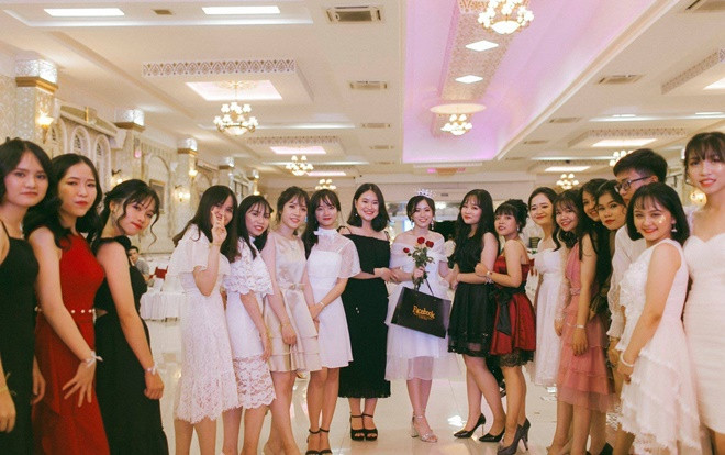 Không chỉ RMIT, trường chuyên phố núi Kon Tum cũng khiến chúng ta đã mắt với dàn trai xinh gái đẹp trong tiệc prom Ảnh 2