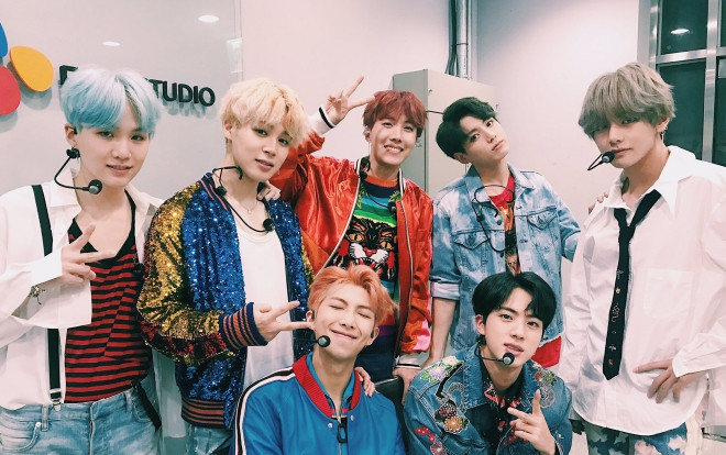 Không thể ngừng tự hào: BTS trở thành boygroup Kpop đầu tiên có MV đạt 400 triệu views Ảnh 2