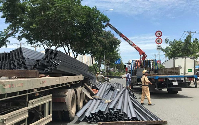 Xe container ‘đứt đầu' sau cú phanh gấp, tài xế nguy kịch Ảnh 2