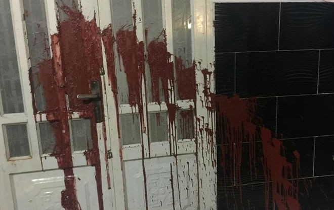 Mẹ vay nợ, con gái bị tạt mắm ruốc trước cổng trường Ảnh 2