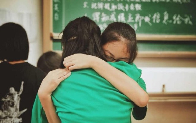 Kỳ thi đại học kết thúc, học sinh Trung Quốc trở lại trường chia tay bạn bè: Tạm biệt nhé, thanh xuân! Ảnh 2