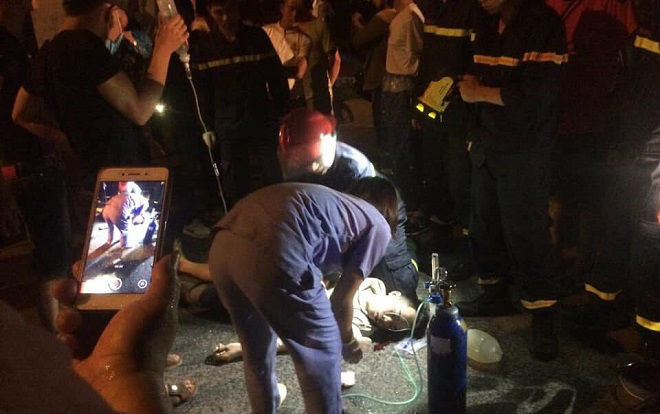 Tông vào taxi, hai thanh niên văng xuống đường nguy kịch Ảnh 2