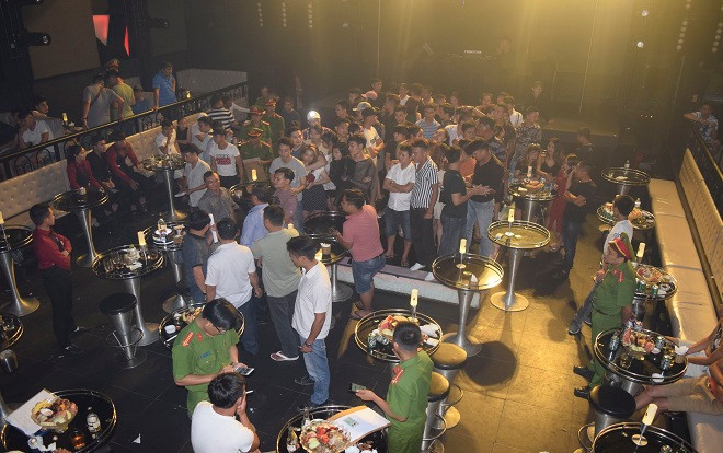 Đột kích quán bar lúc nửa đêm, phát hiện 3 vũ công mặc phản cảm múa cột và nhiều ma túy tổng hợp Ảnh 2