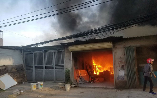 Cháy xưởng sản xuất đồ gỗ, 4 người trong nhà nháo nhào tháo chạy Ảnh 2