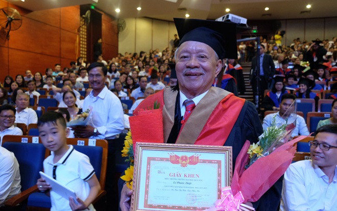 Cụ ông nhận bằng Thạc sĩ Quản trị Kinh doanh ở tuổi 85 khiến nhiều người ngỡ ngàng Ảnh 2