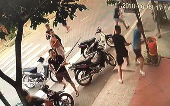 Vụ côn đồ cầm dao truy sát 2 cha con: Do nợ tiền chơi game bắn cá? Ảnh 2