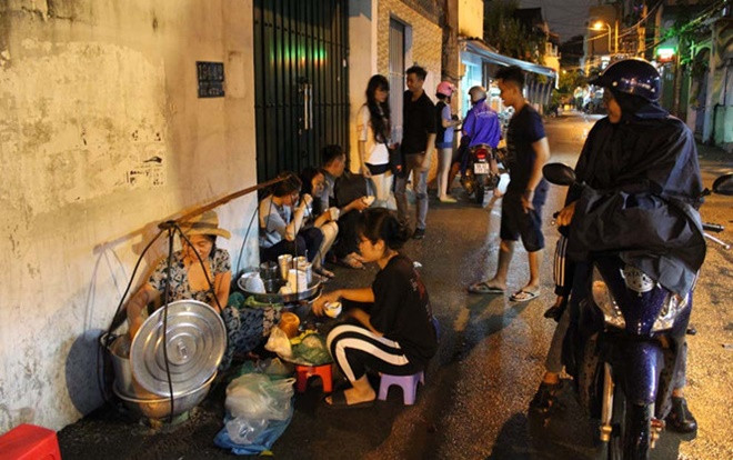 Đậu hũ trong hẻm Sài Gòn chỉ bán 'giờ thiêng', người người đứng, ngồi xổm chờ mua Ảnh 2