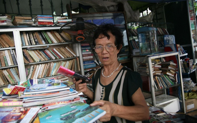 Quầy sách báo miễn phí bên hàng rào ở Hà Nội của nữ giảng viên 74 tuổi dị ứng smartphone Ảnh 2