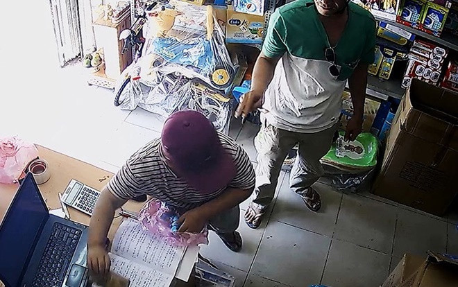 2 'cha con' dàn cảnh ăn trộm khắp Sài Gòn Ảnh 2