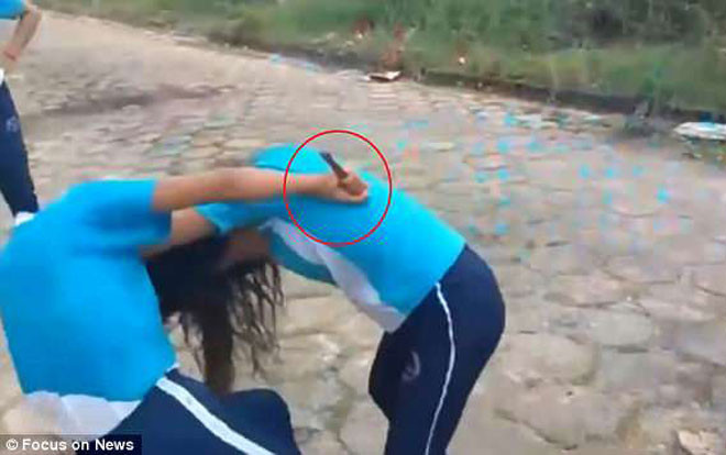 Thấy con gái cầm đao dâm bạn, mẹ dửng dưng đứng nhìn Ảnh 2