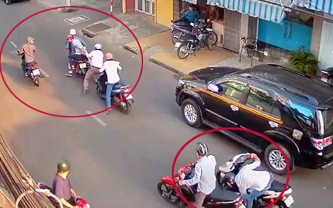 Hai cô gái đi xe máy tay ga bị cướp kề dao uy hiếp, cướp tài sản táo tợn ở Sài Gòn Ảnh 2