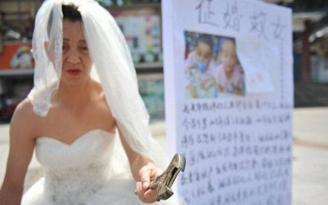 Người đàn ông tự biến mình thành 'cô dâu' và lý do khiến nhiều người rơi nước mắt Ảnh 2