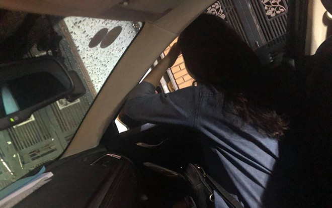 Khoe nhỏ bạn thân chịu khổ ngồi xe mình lái, cô gái khiến dân mạng hốt hoảng Ảnh 2