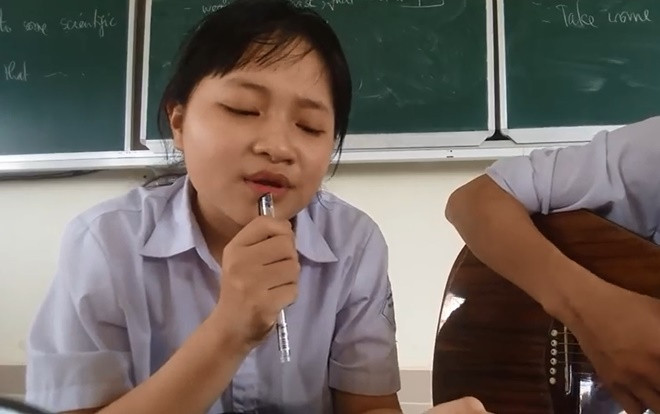 Bản cover 'Chạm đáy nỗi đau' cực đáng yêu của nữ sinh lớp 12 khiến dân mạng like ầm ầm Ảnh 2