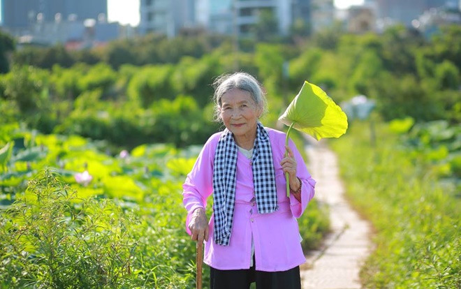 Cụ bà 'xì tin' 90 tuổi vẫn thích chụp ảnh cùng hoa, làm cuốn sổ ghi lại các bài thơ tự sáng tác Ảnh 2