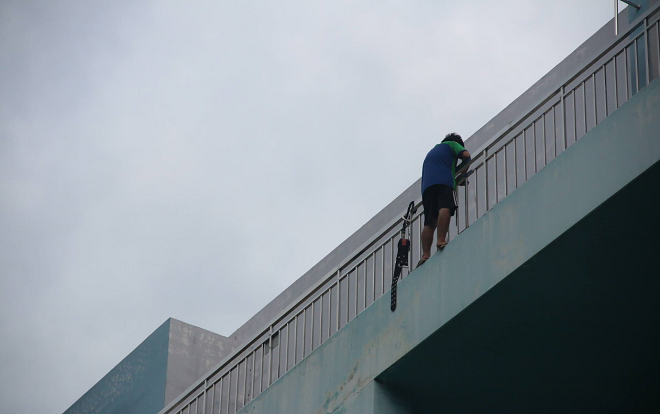 Nhiều giờ giải cứu nam thanh niên đòi nhảy lầu tự tử nếu không gặp được bạn gái Ảnh 2