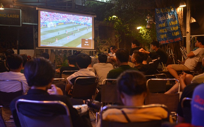 Nhộn nhịp mùa World Cup, nhiều quán cafe ở Sài Gòn chiếu màn ảnh rộng cho hàng trăm khách Ảnh 2