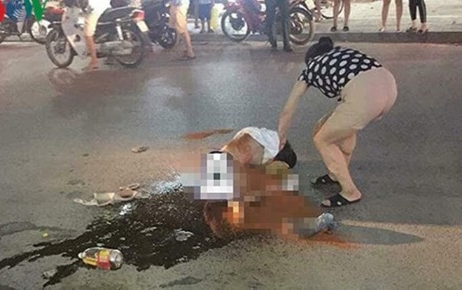 Vụ cô gái bị lột đồ, đổ mắm ớt giữa đường: Công an khẳng định là vụ đánh ghen Ảnh 2