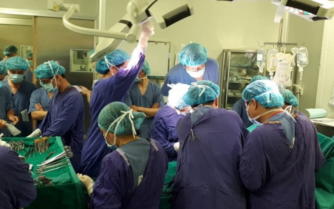 Bác sĩ mang trái tim của thanh niên chết não từ Hà Nội vào Huế nhường sự sống cho bệnh nhi 15 tuổi Ảnh 2