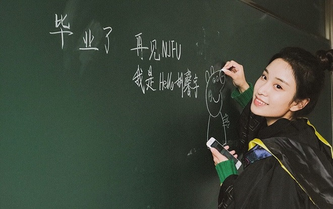 Đốn tim bằng loạt hình quá xinh đẹp với áo cử nhân, nữ sinh này còn khiến dân mạng rần rần đi tìm danh tiếng trường đại học Ảnh 2