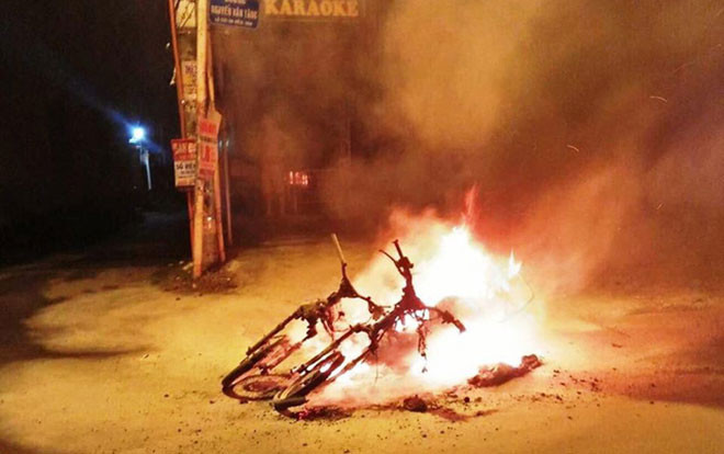 Nhóm thanh niên đối rụi 2 xe máy sau khi C.Ronaldo ghi bàn ở World Cup 2018 Ảnh 2