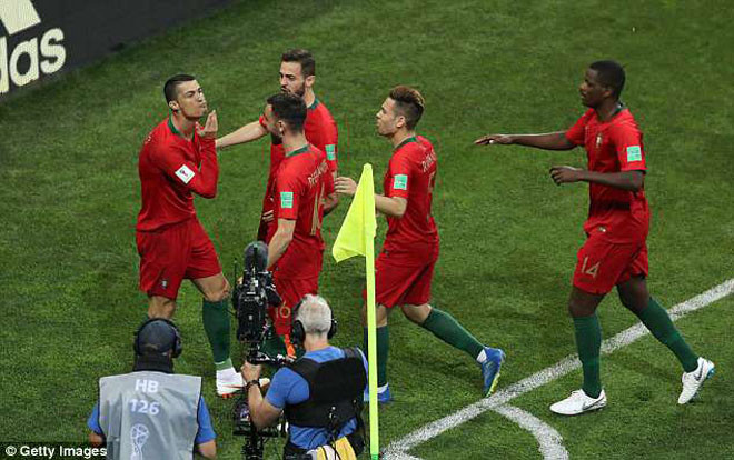 Hành động khó hiểu của Cris Ronaldo ở trận hòa TBN Ảnh 2