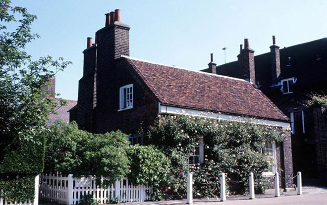 Khám phá cung điện ít được hé lộ nơi hai công nương Anh Kate và Meghan đang sống Ảnh 2