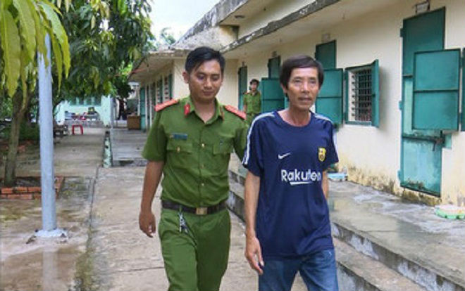 Thấy cụ ông ngồi uống nước một mình, lân la làm quen rồi cướp nhẫn vàng Ảnh 2