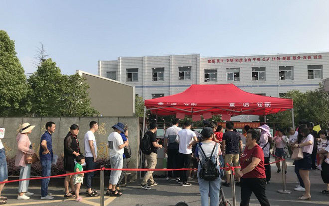 Dậy từ 4h sáng, đội nắng xếp hàng đăng ký học, cha mẹ lúc nào cũng muốn dành những điều tốt nhất cho con cái Ảnh 2