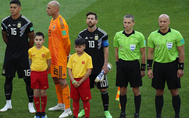Vì sao thủ thành Argentina học theo Ronaldo, quay lưng lại với Messi khi hát quốc ca? Ảnh 2