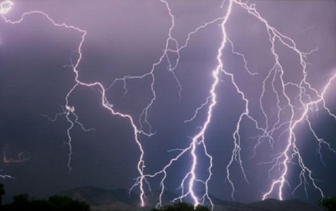 12 người dân bị sét đánh khi đang trú mưa giữa đồng Ảnh 2