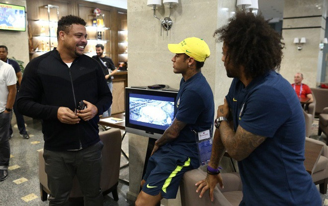 'Người ngoài hành tinh' Ronaldo đến tận đại bản doanh ĐT Brazil động viên đàn em Ảnh 2