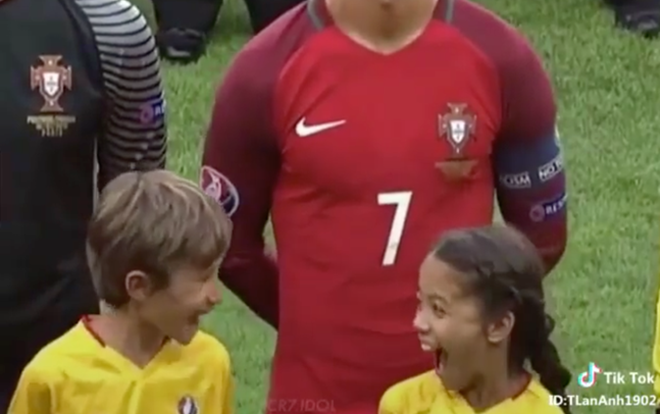 Lần đầu tiên được đứng cạnh Ronaldo, 2 em nhỏ biểu cảm đáng yêu khiến dân mạng đồng loạt thả tim Ảnh 2