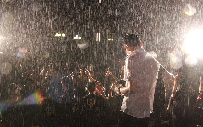 Bất chấp mưa lớn, hàng nghìn sinh viên vẫn 'cháy' hết mình trong đêm chia tay khóa cuối trường NEU Ảnh 2