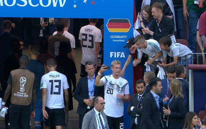 Hành động này đã khiến sao trẻ của ĐT Đức bị ‘ném đá’ sau trận thua Mexico Ảnh 2