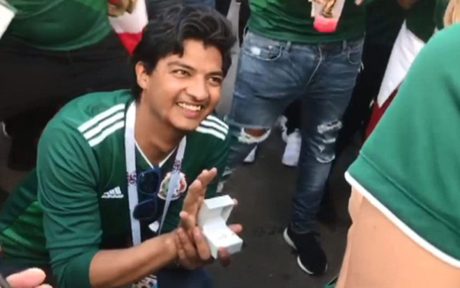 CĐV Mexico cầu hôn bạn gái trước chiến thắng của đội nhà Ảnh 2