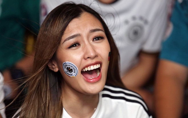 Cận cảnh các hot girl Việt Nam buồn tê tái khi 'dàn nam thần' tuyển Đức thua trận Ảnh 2