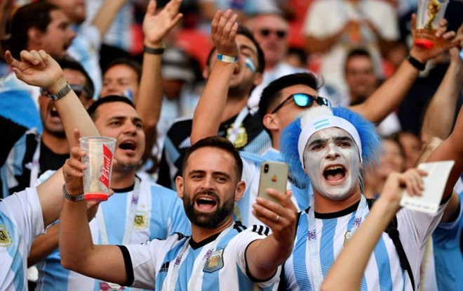 Nam thanh niên khỏa thân rơi từ tầng cao trúng đám đông CĐV Argentina Ảnh 2