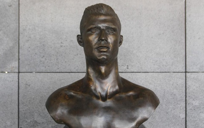 Tượng Ronaldo tại sân bay Madeira bị thay thế khiến CĐV phẫn nộ Ảnh 2