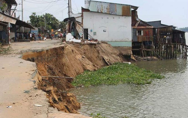 Clip: Nước 'nuốt' nhà trong nháy mắt báo động sạt lở nghiêm trọng ở ĐBSCL Ảnh 2