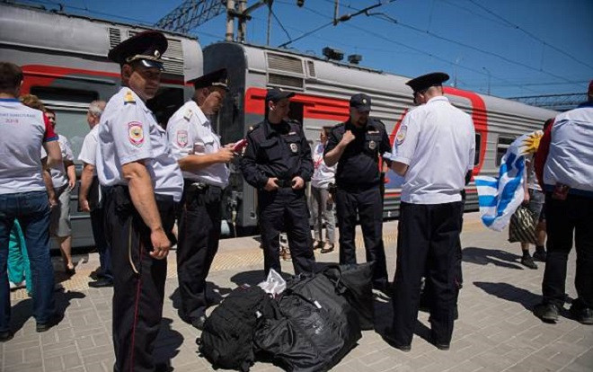 Hai CĐV Anh bị bắt vì cướp súng của cảnh sát và đập vỡ cửa sổ trên tàu Ảnh 2