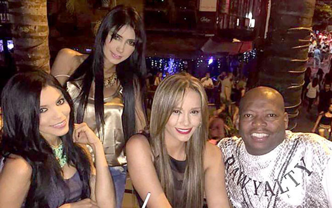 Huyền thoại Newcastle mời HLV Mexico tham dự ‘tiệc sex’ Ảnh 2