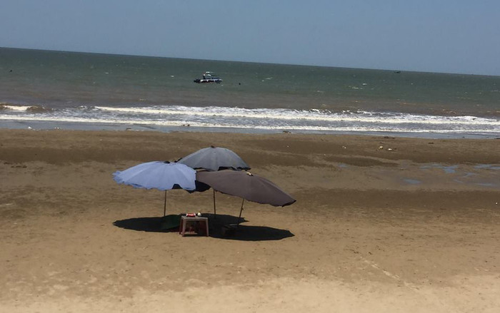 Hoảng hồn phát hiện thi thể khách du lịch trên bãi biển, người dân phủ bạt chờ người thân đến nhận Ảnh 2