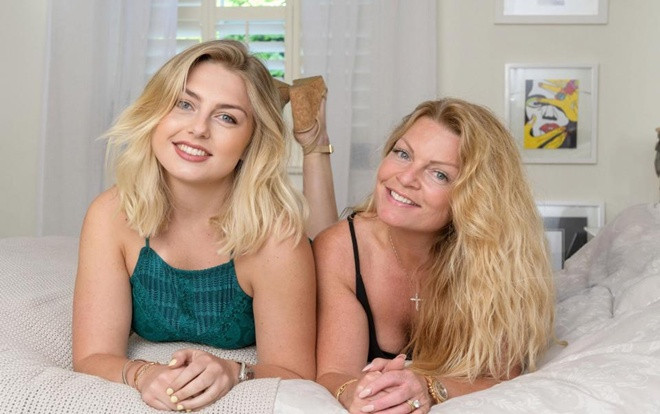 Cặp mẹ con 'dính như sam' và trẻ trung ngang nhau khiến nhiều người lầm tưởng là chị em Ảnh 2