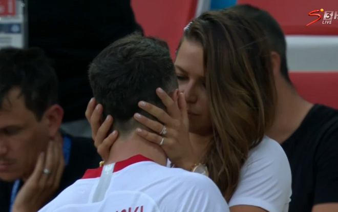 Nhận thất bại cay đắng, Lewandowski được vợ an ủi bằng nụ hôn say đắm ngay trên sân Ảnh 2